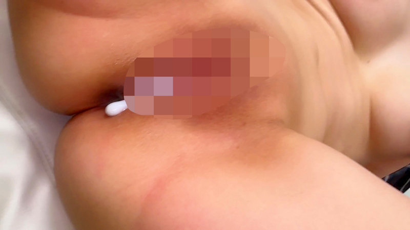 押し切られセックスしてしまいパイパンおまんこに中出しされてしまうJK